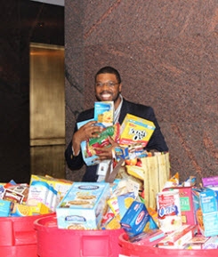 Rajan Taylor volunteering at St. Louis Area foodbank